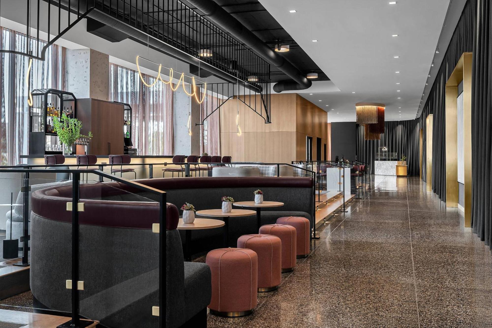Renaissance Milwaukee West Hotel Wauwatosa Exterior photo